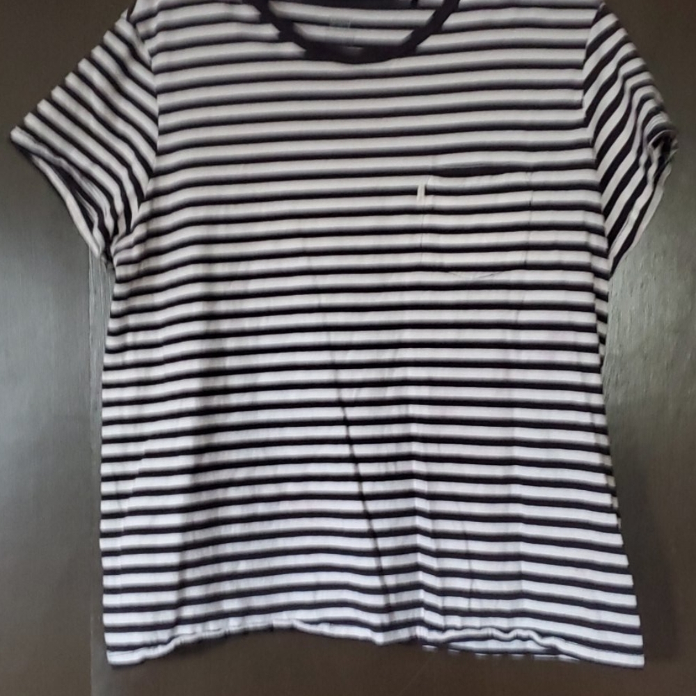 Levi's black and white stripes tee